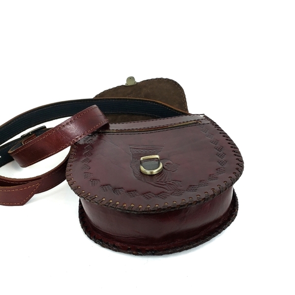 Tooled leather saddle crossbody bag - Picture 4 of 9